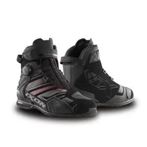 Lähetetään Heti Ixon BULL 2 WATERPROOF ULTRA Moottoripyörälenkkarit - Musta / Punainen